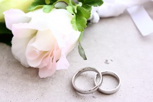 バラの花と結婚指輪