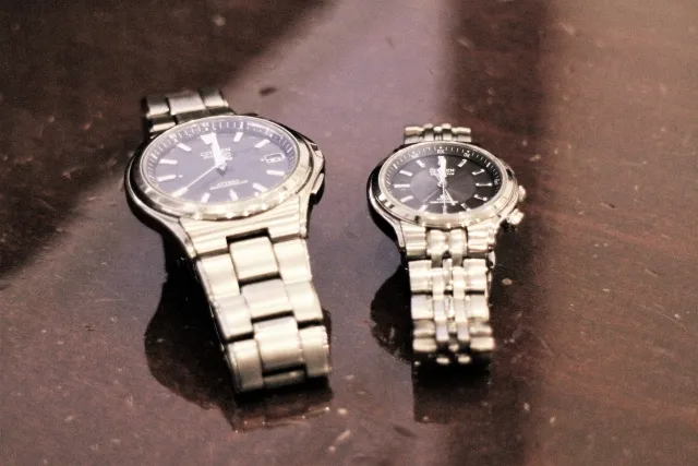 婚活詐欺で購入させられた高級ペア腕時計。約120万円相当の被害が発生した事例を象徴する画像