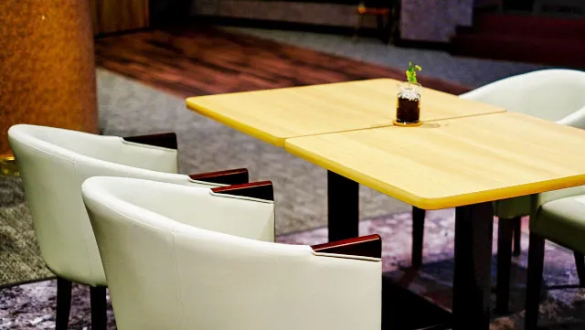 結婚相談所のお見合い場所例｜シティホテルのラウンジに並ぶテーブルとイスの風景