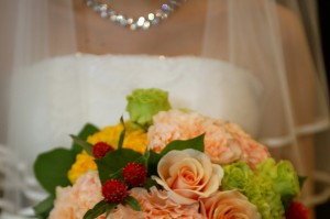 バラのブーケを持つウエディングドレスの花嫁