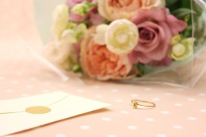 プロポーズの指輪と花束