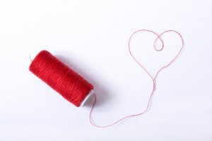 運命の赤い糸で作ったハートマーク