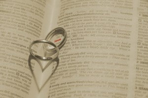 本と婚約指輪