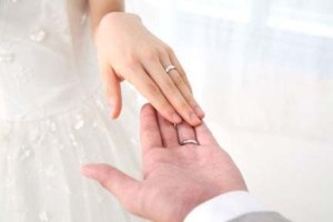 花嫁と花婿の手