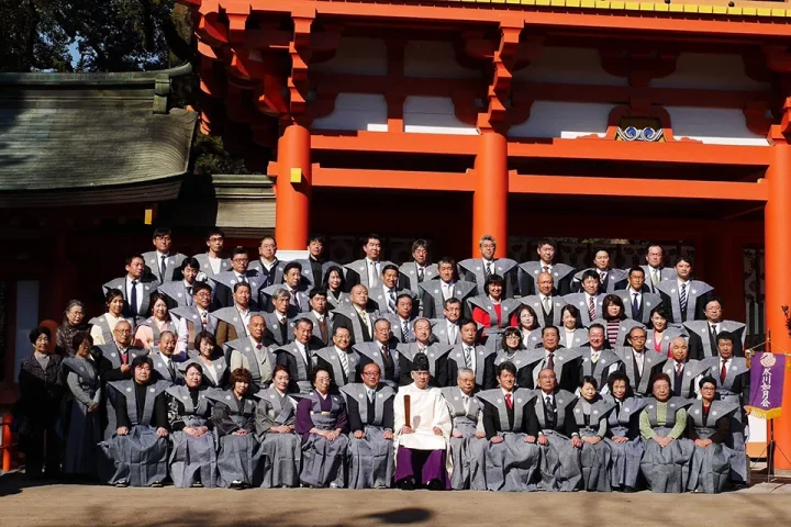 武蔵一宮氷川神社の楼門前で神職と裃姿の如月会会員が並ぶ記念写真