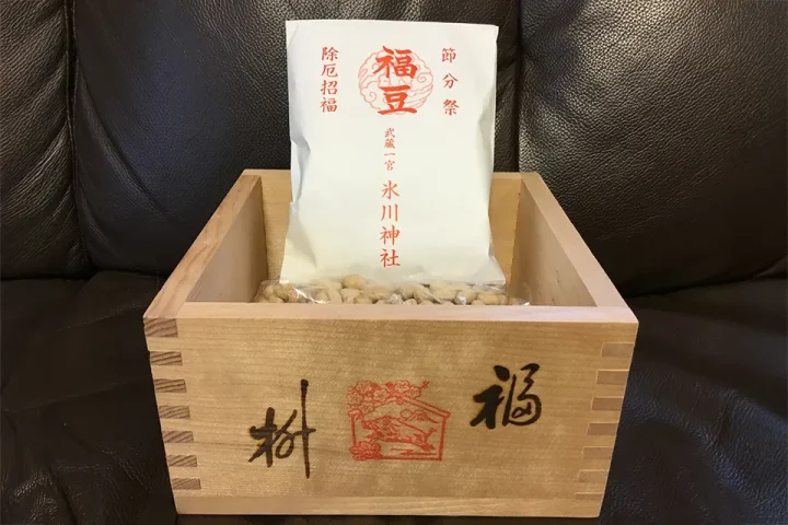 武蔵一宮氷川神社の福豆袋を福枡に入れた節分の写真