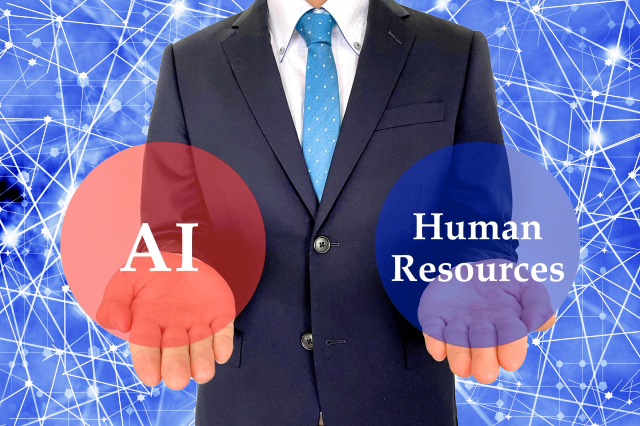 スーツ姿の男性が両手を広げ、AIのイメージとヒューマンリソースのイメージを手のひらに乗せている様子。背景は幻想的な電脳空間を表現したビジュアル。