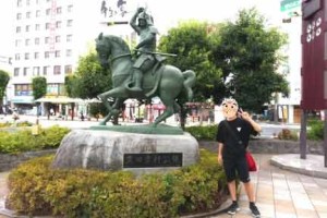 真田幸村公騎馬像と一緒に息子がポーズ