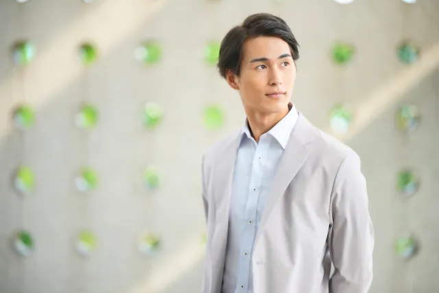 活初デートで好印象を与える男性コーデ（ソフトジャケットと襟付きシャツ）