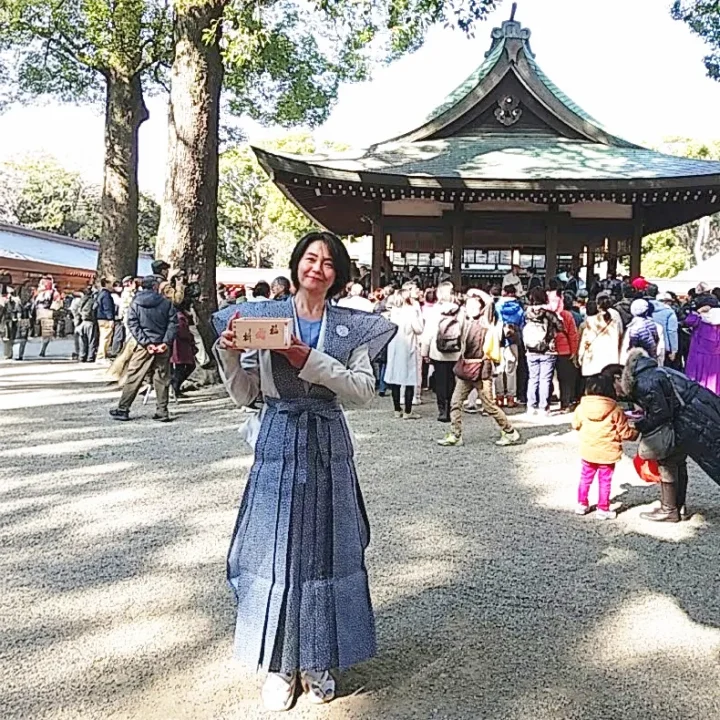 裃を着て福枡を手に持つ結婚相談所KMAの婚活カウンセラー