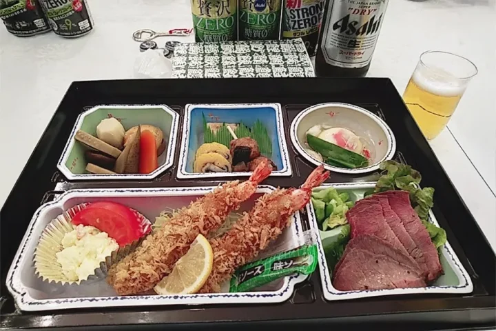 氷川神社節分祭の食事会で提供された会席弁当とビール