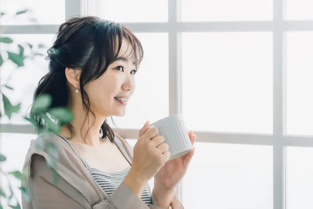 結婚相談所で成婚退会手続きを行い、真剣交際のエピソードを語る30代女性会員のイメージ写真