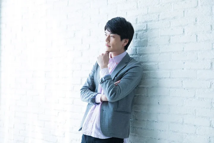 婚活相談に臨む東大卒男性、ジャケット姿で不安を抱える様子