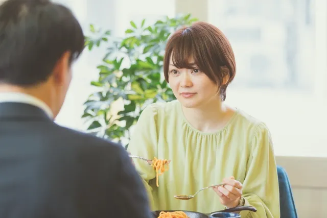 婚活デート2回目で仮交際終了…原因は食事マナー？男性の失敗例と改善ポイントを徹底解説の画像