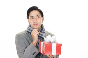 クリスマスプレゼント迷う男性