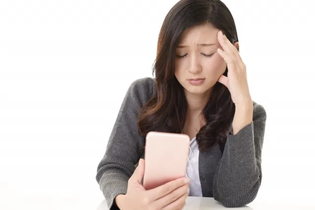 LINEの通知が多すぎて困惑する女性のイメージ