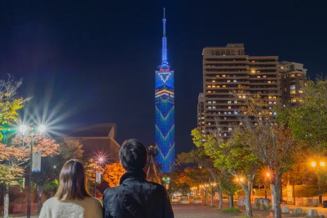 夜景を背景に寄り添う男女の後ろ姿。真剣交際に向けて一歩踏み出す、穏やかで前向きな雰囲気を表現したイメージ
