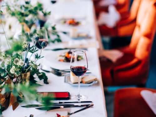 瀟洒な会食、テーブルの上にワイン
