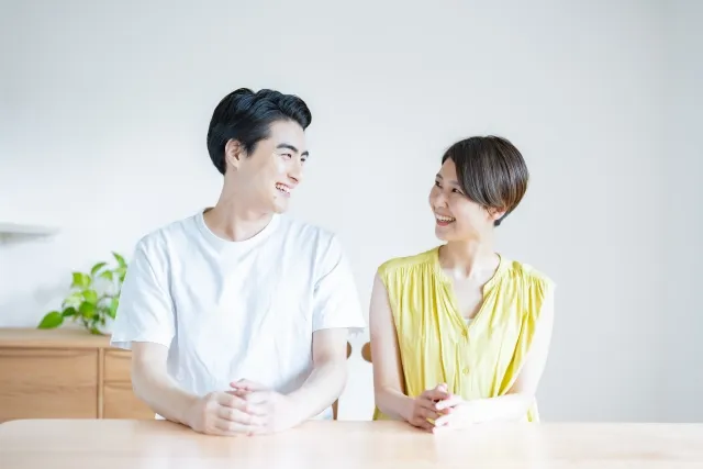 見つめ合いながら笑顔で感謝を伝える夫婦