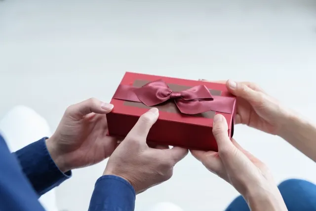 夫婦が小さなプレゼントを手渡す瞬間
