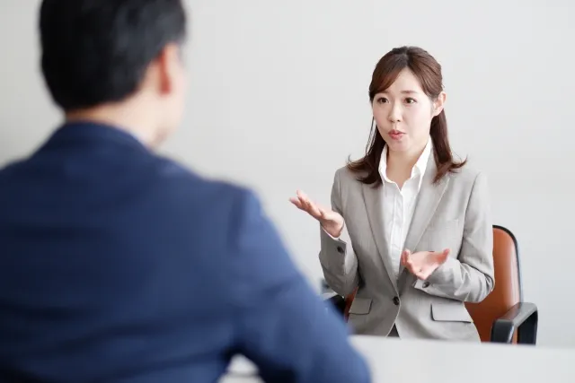 婚活の悩みを抱える男性に、カウンセラーが優しい表情で寄り添いながら相談に応じている様子の写真