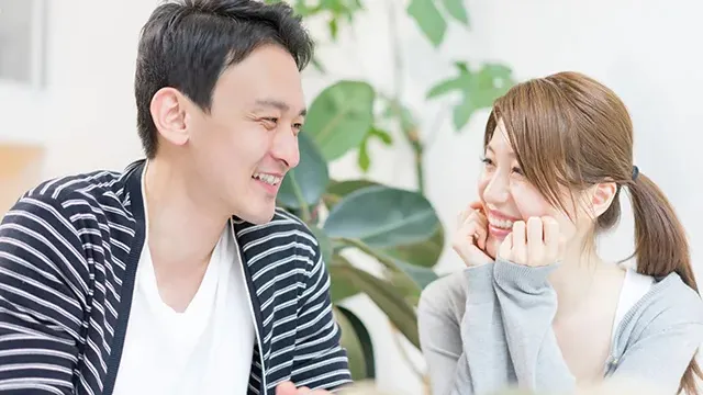 落ち着いた雰囲気の30代男女が会話する様子