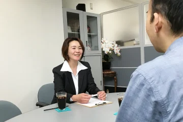 婚活カウンセラー清水小百里が会員の相談に寄り添うカウンセリング風景