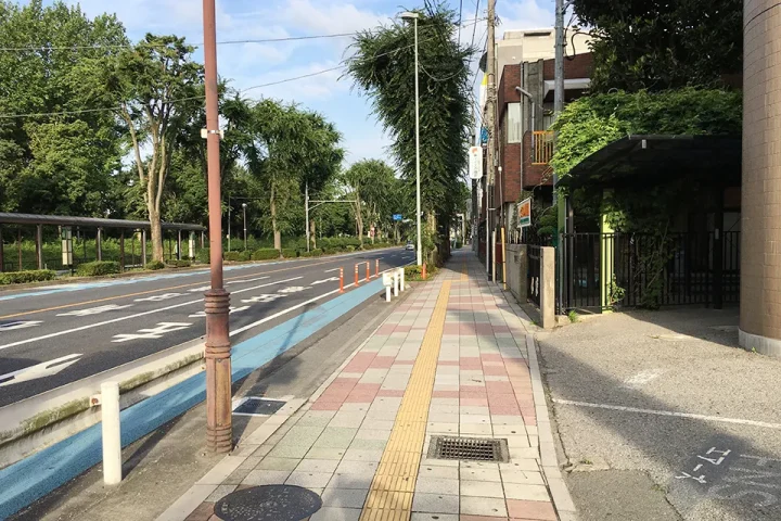 国道17号を渡った先にある常盤幼稚園の外観と歩道の様子