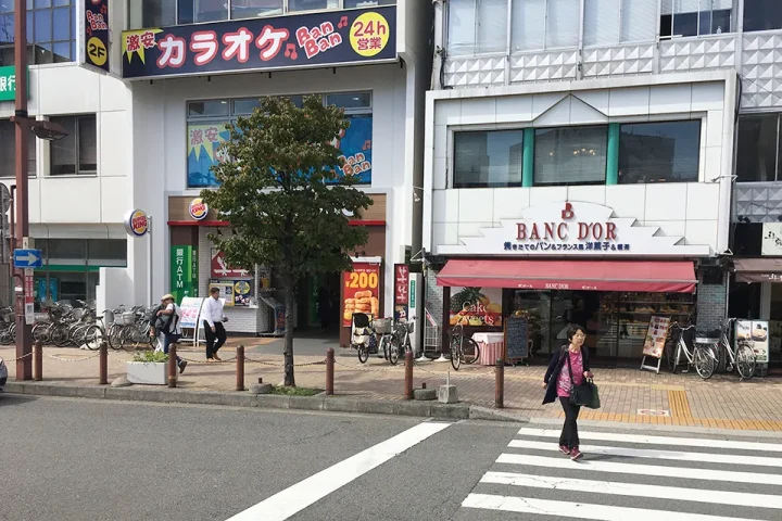 北浦和駅西口ロータリー右手にある横断歩道と、ボンドール・埼玉りそな銀行が見える風景