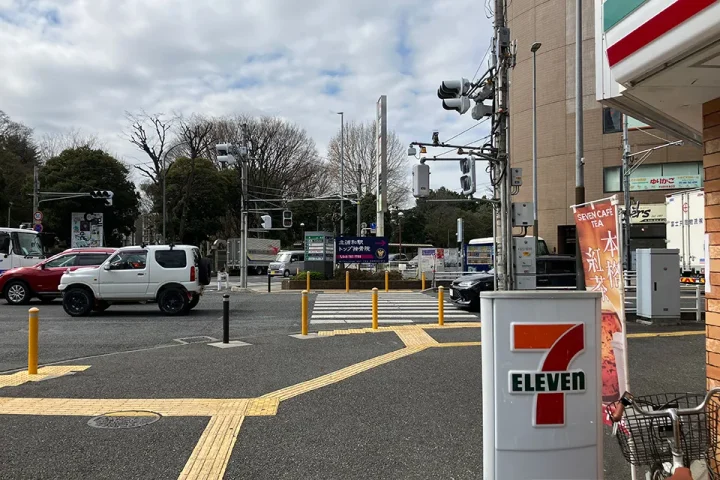 右手の角にセブンイレブンがある「北浦和駅入口」交差点と、国道17号の横断歩道の様子