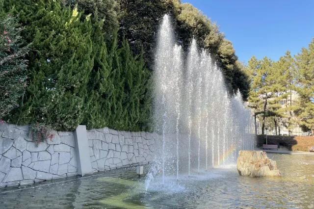 北浦和公園の音楽噴水を青空の下で撮影した、埼玉らしい落ち着いた生活環境の風景