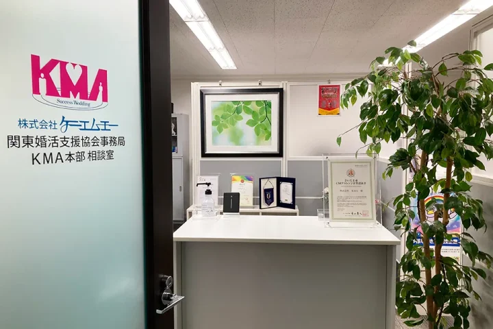 ATビル3階エレベーター前にあるKMA浦和サロンのオフィス入口