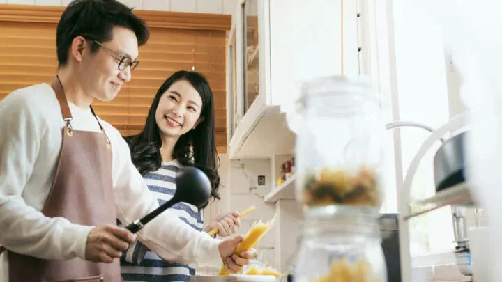 穏やかな表情の40代男女が寄り添うイメージ