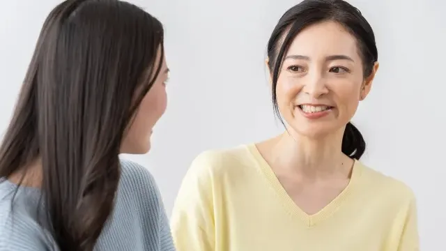 娘と結婚について会話する母親