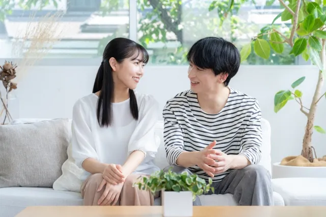 笑顔で向かい合う男女のイメージ写真