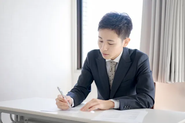 理想の結婚を目指して婚活セミナーで学ぶ参加者の真剣な表情