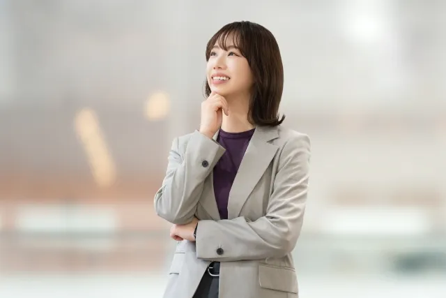 婚活疲れを乗り越え、笑顔で前を向いて歩き出す女性