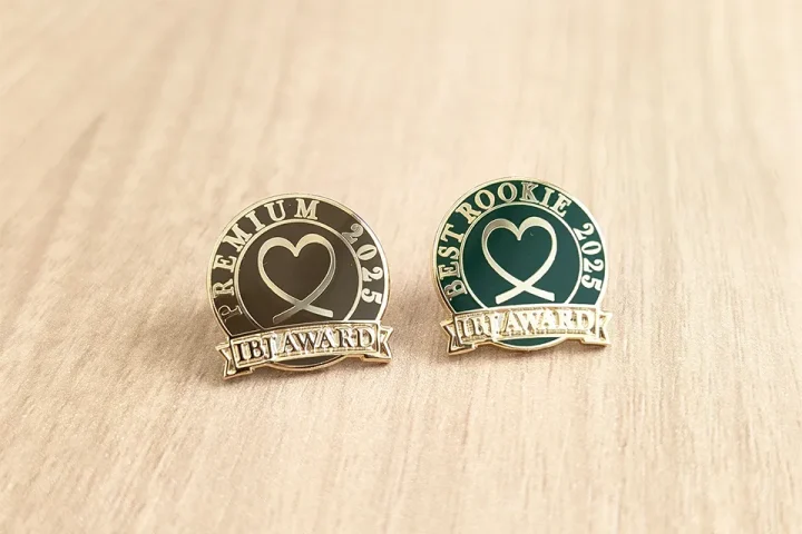 IBJ AWARD 2025受賞者に贈られる公式ピンバッジ