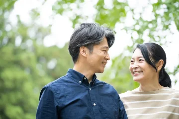 見つめ合う成婚カップル