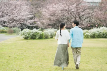 自然散策デートをするカップル