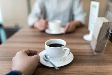 カフェでお見合いする男女