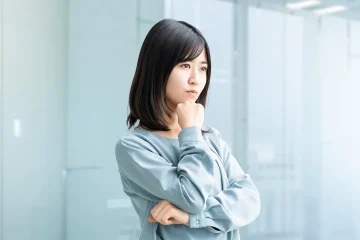 考え事をする女性