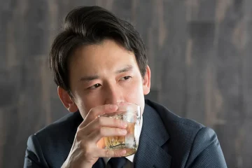 ウイスキーを飲む男性