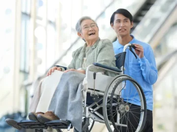 車椅子支援をする男性