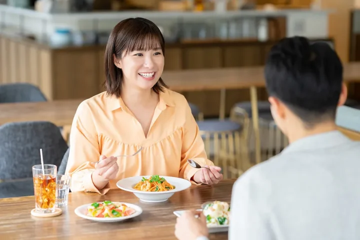 LINEでご飯に誘うならストレートが正解？成功率を上げるポイントの画像