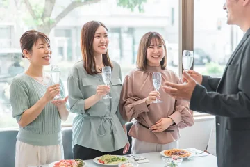 婚活パーティーに参加する男女