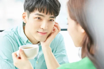 視線を送る男性