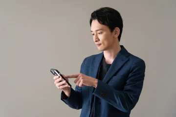 スマートフォンでLINEを送る男性