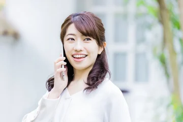 電話する女性
