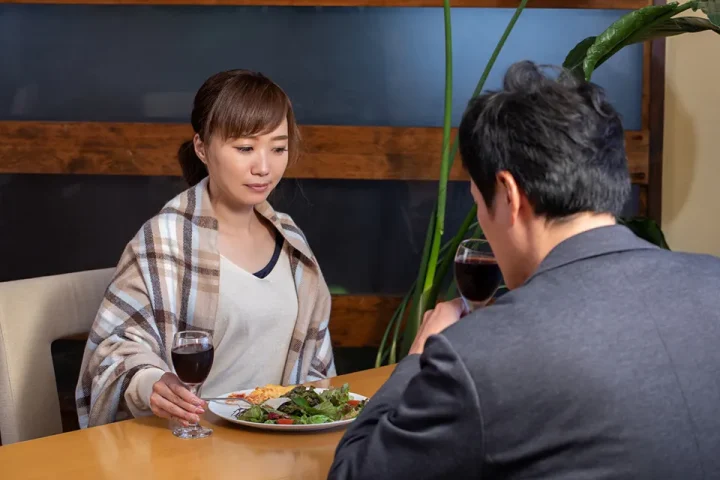 レストランで食事をするカップル